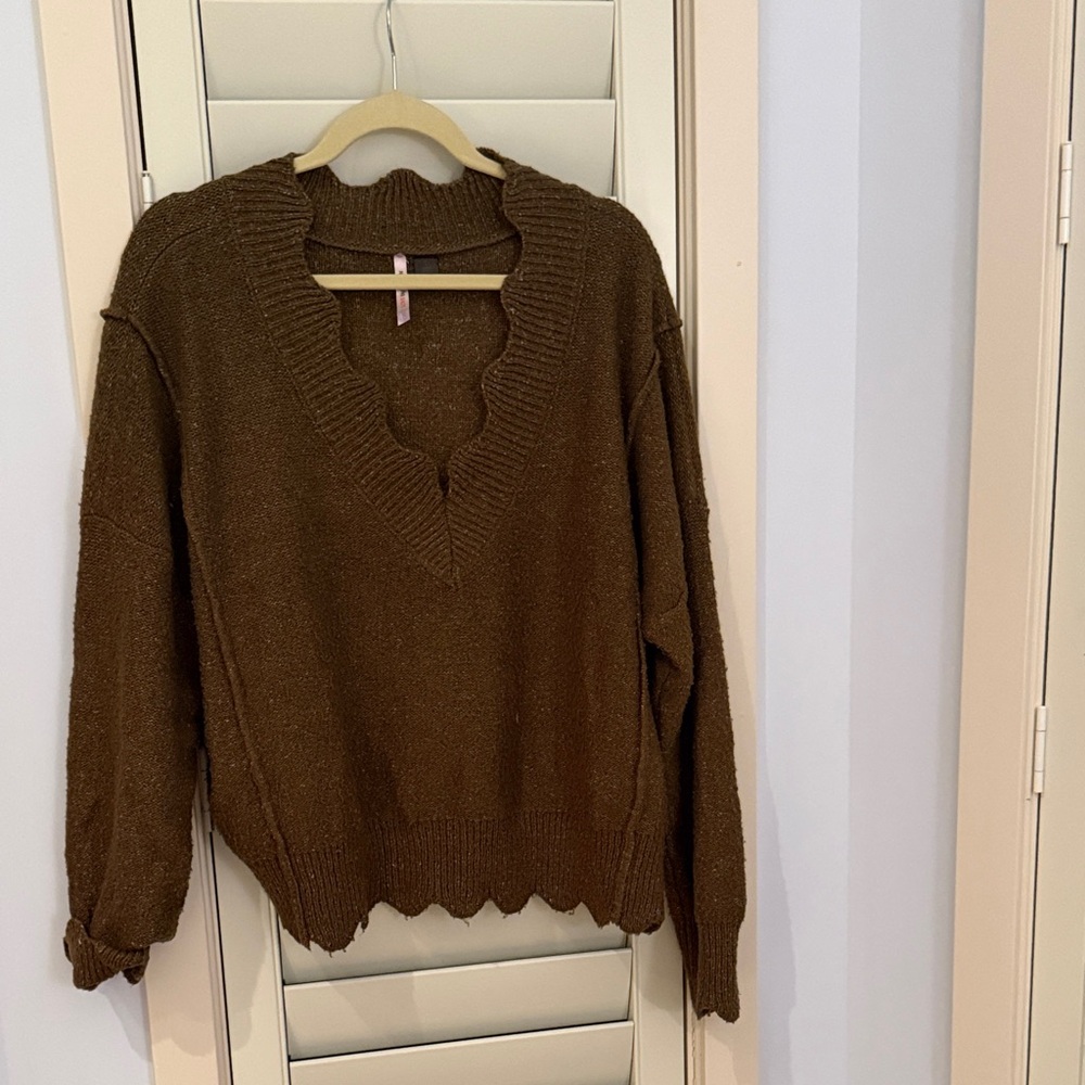 Cozy Brown V-Neck Sweater w/ scalloped detail. Nordstrom. Size L